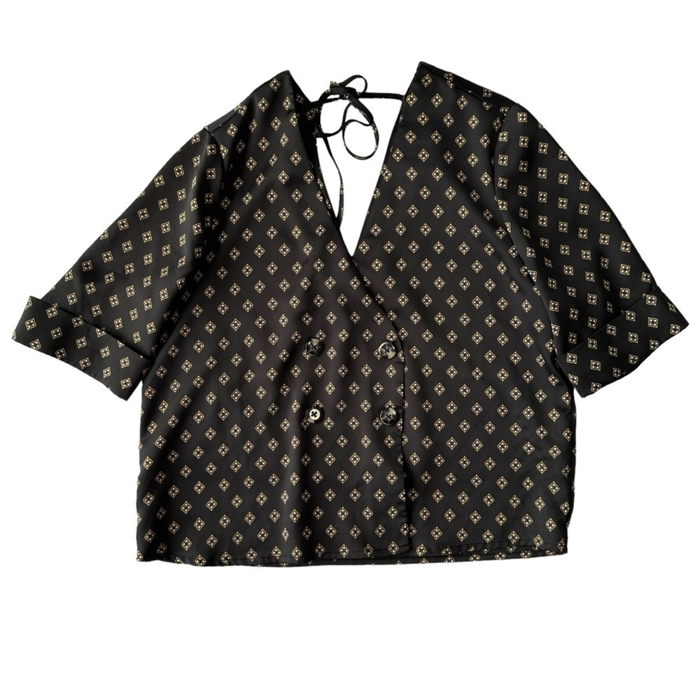 DYNAMITE V-NECK SHORT SLEEVE SATIN TOP IN BLACK WITH GOLD DETAILS  SIZE XS - Picture 9 of 11